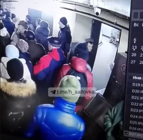 Imagini-șoc! Oameni stând la rând, loviți de un proiectil într-un supermarket din Ucraina