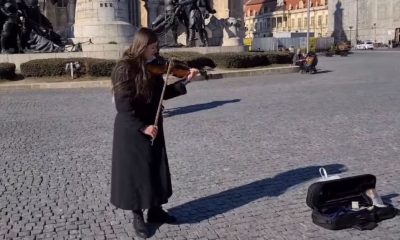 O tânără din Ucraina cântă la vioară pentru încetarea războiului, în centrul Clujului
