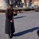 O tânără din Ucraina cântă la vioară pentru încetarea războiului, în centrul Clujului