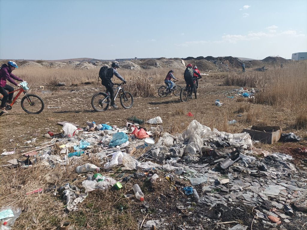 Pedalat pe mal de Someș, spre Apahid: gunoaie și risc pentru încă un cartier dormitor al Clujului