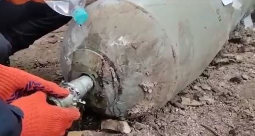 Soldații ucraineni au dezamorsat o bombă folosind doar o sticlă cu apă