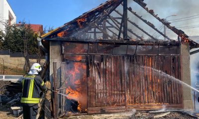 Un garaj a luat foc în zona de case din Făget. O femeie de 80 de ani a sărit să stingă focul și a suferit arsuri