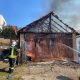 Un garaj a luat foc în zona de case din Făget. O femeie de 80 de ani a sărit să stingă focul și a suferit arsuri