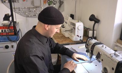 Un tânăr desginer din Cluj-Napoca şi-a deschis un atelier în care transformă piesele vestimentare vechi pentru a le scoate din nou la vânzare 1