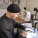 Un tânăr desginer din Cluj-Napoca şi-a deschis un atelier în care transformă piesele vestimentare vechi pentru a le scoate din nou la vânzare 1