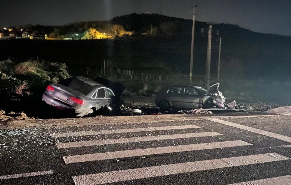 ACCIDENT în Cluj: Impact frontal între două autoturisme. Un pasager şi ambii şoferi care au 18 ani au ajuns la spital