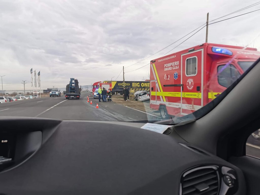 Accident Cluj: Mașină în șanț între Florești și Gilău/ Două femei au ajuns la spital