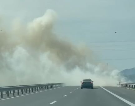 Alertă INFOTRAFIC: Vizibilitate redusă pe A3, între Cluj și Turda, din cauza unui incendiu de vegetație