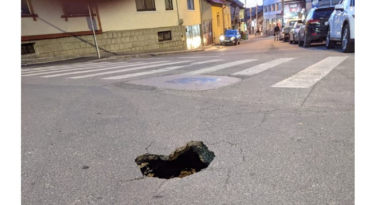 Cluj: Val de glume după ce pe Piezișă a apărut un crater uriaș: „E destul de mare, s-ar putea închiria lejer cu 300 de euro”