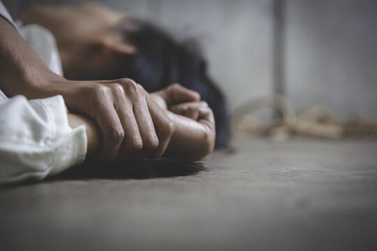 Clujean reținut după ce a violat în repetate rânduri o copilă pe care o amețea cu alcool și droguri