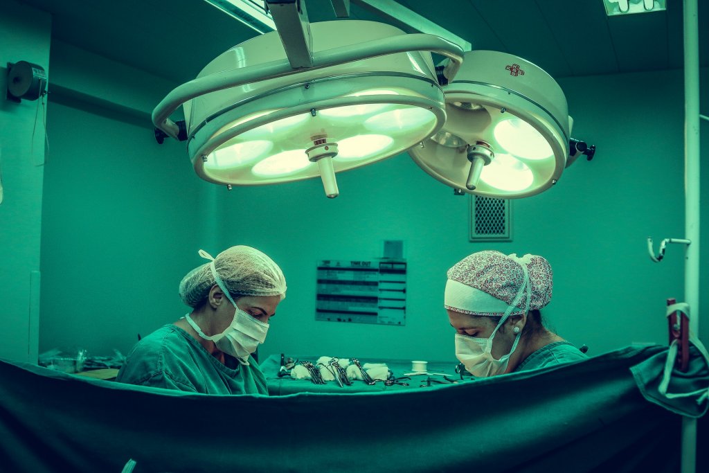 Descoperire ciudată a medicilor clujeni, în timpul unei operații. Au extras un lingou de aur din abdomenul unui pacient