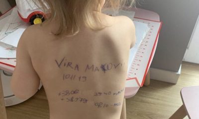 Impresionant. Mamele din Ucraina au ajuns să își "tatueze" copiii cu datele de contact ale familiei