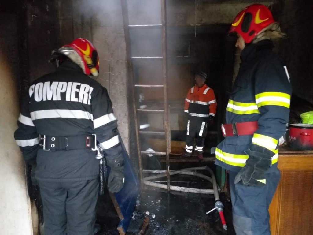 Incendiu în Câmpia Turzii. Un bărbat s-a îmbătat și a uitat mâncarea pe foc