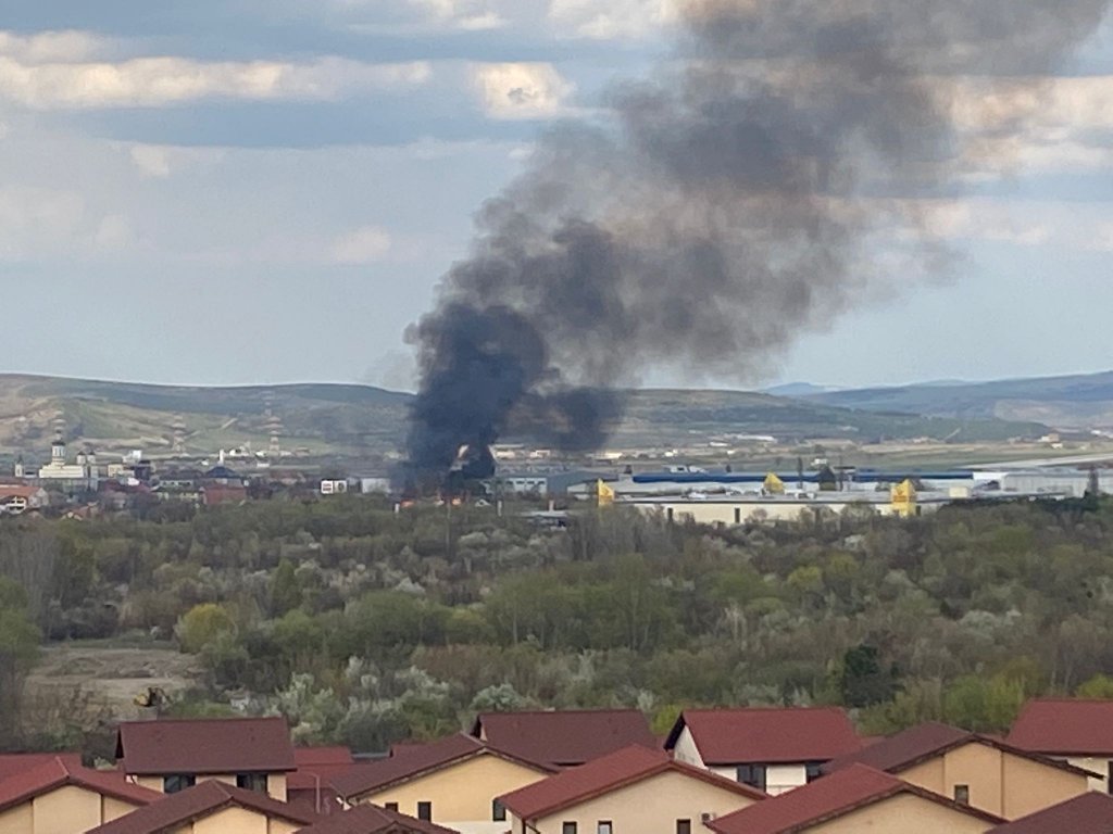 Incendiu în zona Selgros din Cluj-Napoca. Pompierii intervin cu două autospeciale