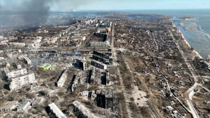 Măcel și în Mariupol. Zelenski afirmă că ar fi zeci de mii de morți