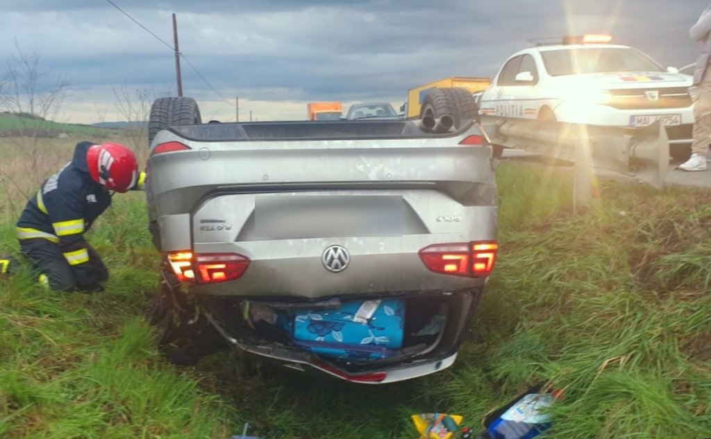 Maşină cu roţile în sus pe raza localității Bonțida: Doi copii de 2 şi 3 ani au ajuns la spital