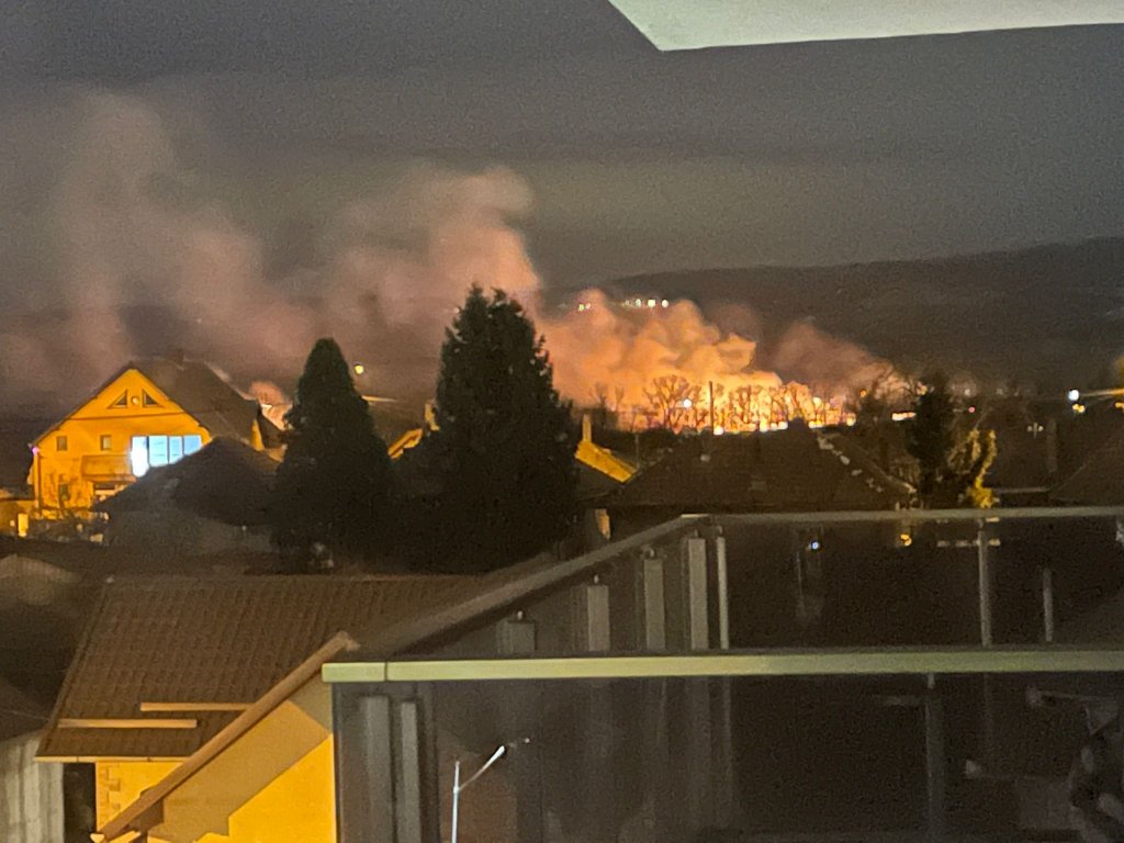 Multiple incendii de vegetație în estul municipiului Cluj. Pompierii intervin cu patru echipaje