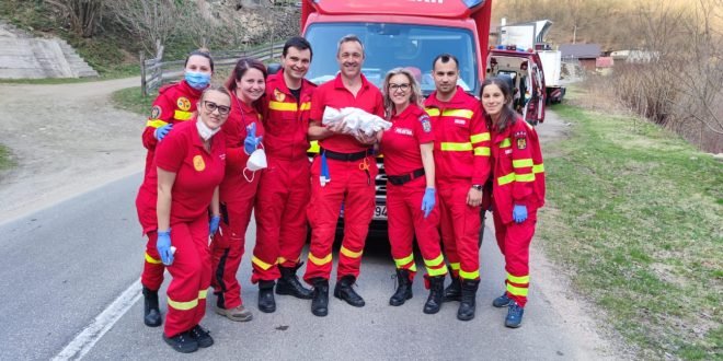 O clujeancă a născut în mașina SMURD, în drum spre spital. Bebelușul venit pe lume este perfect sănătos