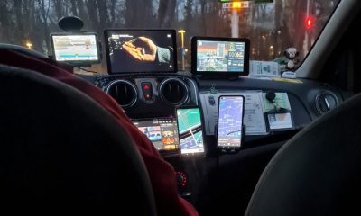 Taximetrist din Cluj cu 10 ecrane pe bord: „Una e „oglindă retrovizoare” digitală, cu aplicație. Unul e un film pe ProTV. Unul cu videoclipuri hip-hop. E incredibil.”