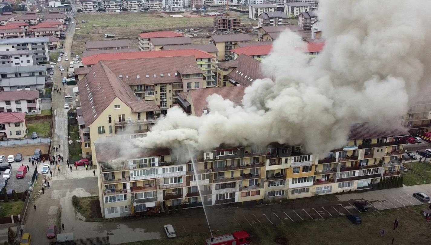 Video Cluj. 9 apartamente distruse complet, după ce un incendiu violent a izbucnit la ultimul etaj al unui bloc din Florești 1