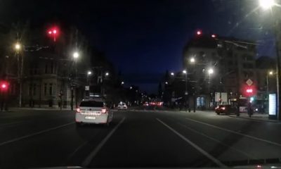 (Video) Cluj: Cu mașina de poliție fix lângă el, a trecut pe roșu. Agenții au plecat imediat în urmărire