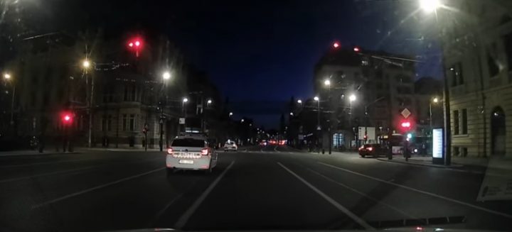 (Video) Cluj: Cu mașina de poliție fix lângă el, a trecut pe roșu. Agenții au plecat imediat în urmărire