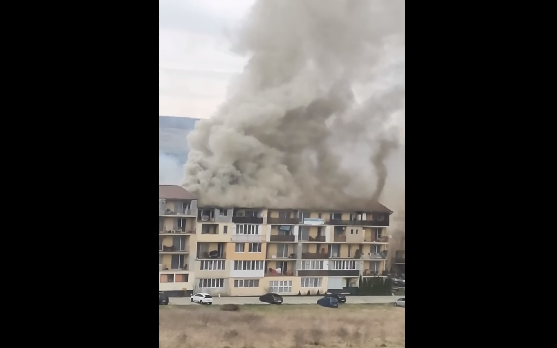 (Video) Cluj: Incendiu puternic la un bloc din Florești. Intervin 5 autospeciale