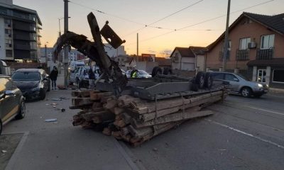 (Video) Cluj: O remorcă cu lemne s-a răsturnat pe str. Oașului 1