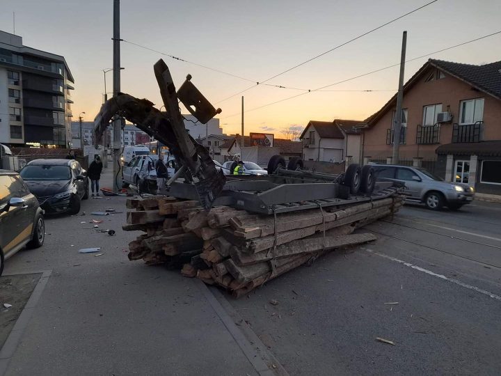 (Video) Cluj: O remorcă cu lemne s-a răsturnat pe str. Oașului 1