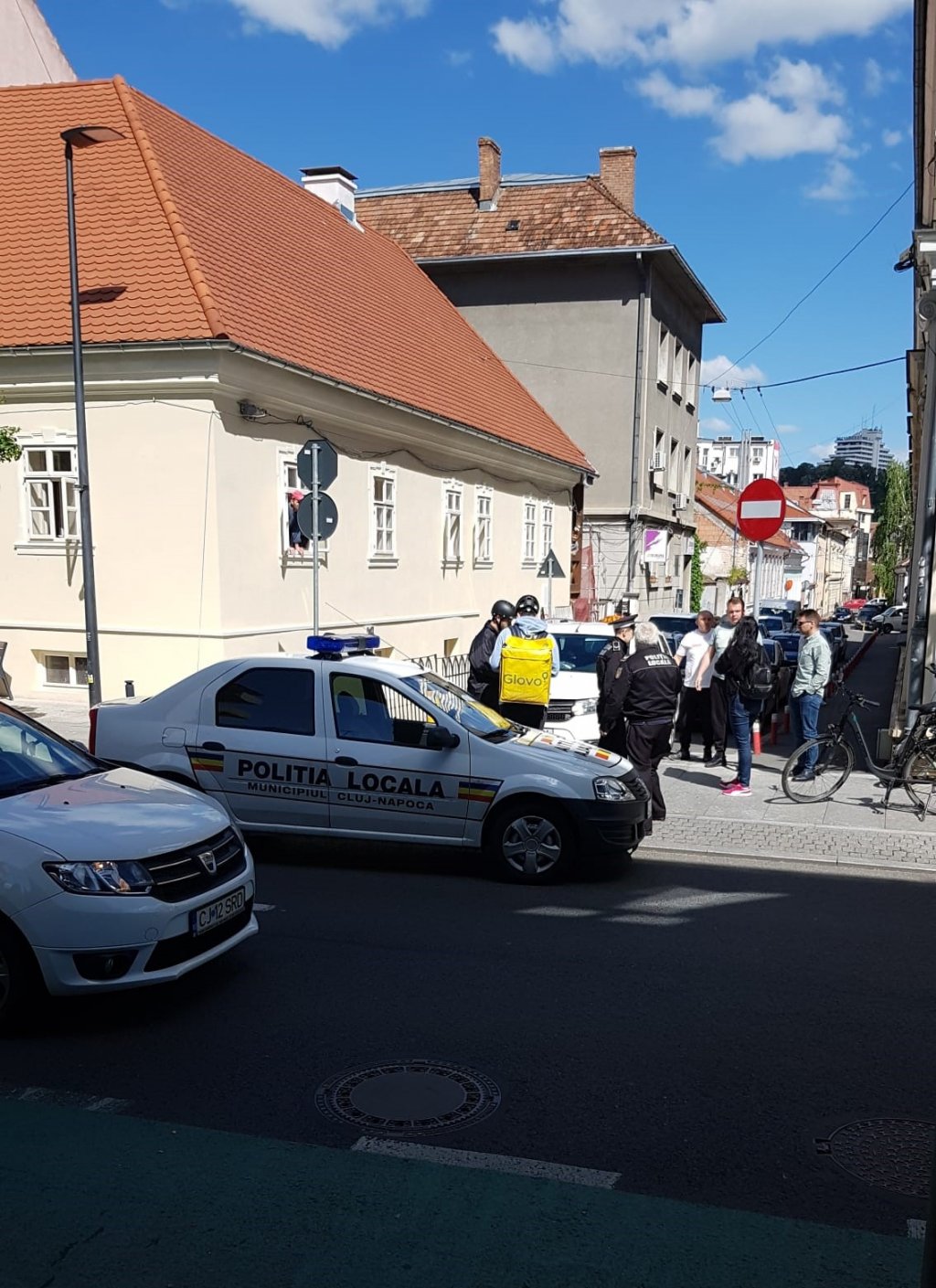 Accident între un biciclist de livrări și un taxi pe Napoca