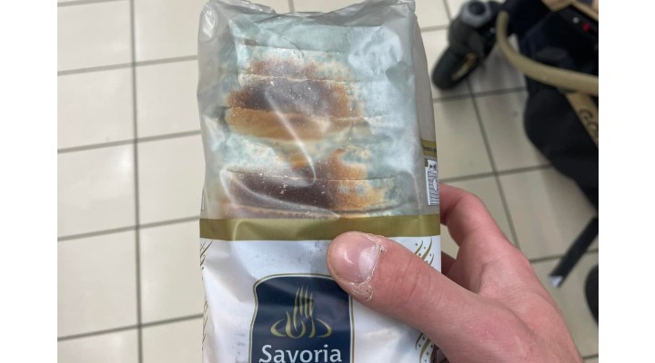 Cluj: Pâine mucegăită la Carrefour VIVO. „Am strâns din ea a ieșit fum 🤣🤣🤣🤣”