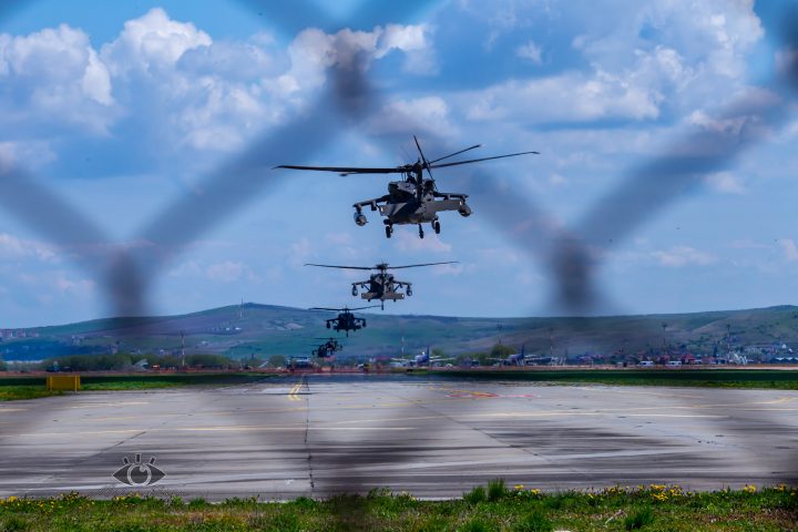 (Foto) Elicoptere de luptă ale SUA, Black Hawk, pe Aeroportul din Cluj