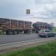 Hoţii din Cluj transportă lemnul furat ziua în amiaza mare, pe DN1, în camion cu remorcă