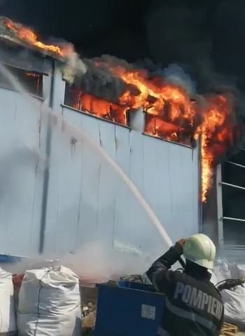 Incendiu de proporții la Dej. Arde hala unei fabrici de cauciucuri/ A fost transmis un mesaj de avertizare Ro-Alert
