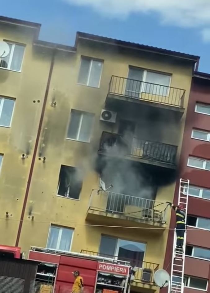 Incendiu puternic într-un bloc din Florești. Intervin pompierii
