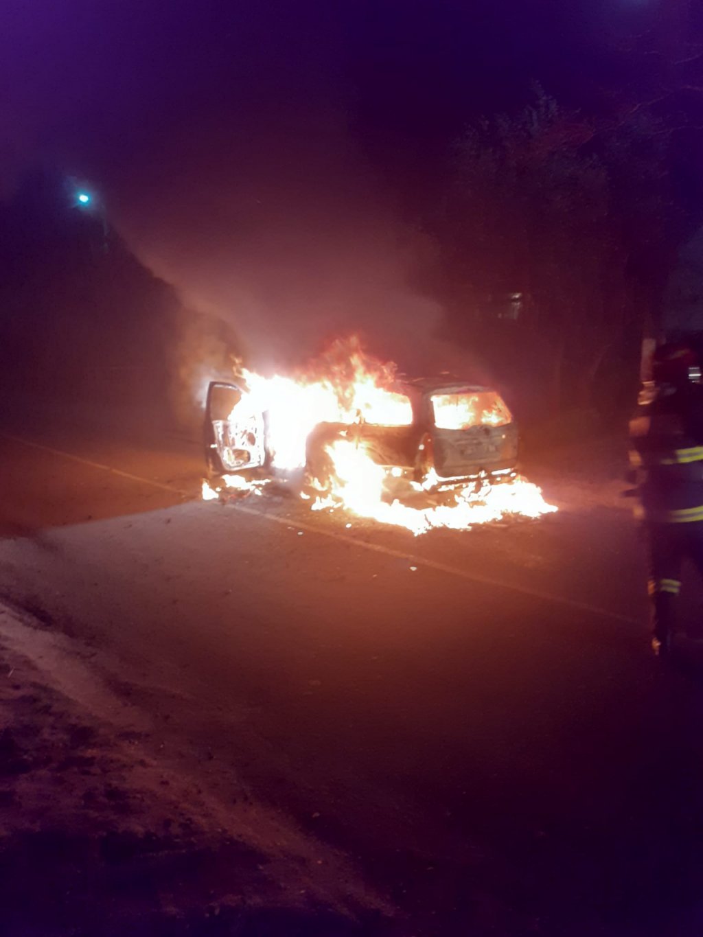 O mașină a fost mistuită de flăcări în mijlocul drumului. Ce s-a întâmplat