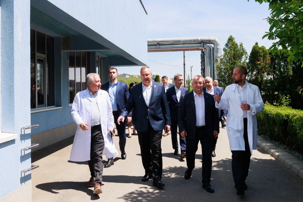Premierul Ciucă și-a continuat vizita în Cluj la fabrica Bosch și la Terapia