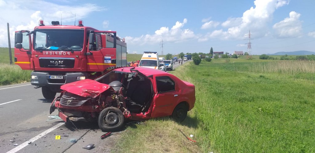 Accident GRAV între Cluj și Huedin. Două persoane rănite/ Un tânăr a rămas încarcerat