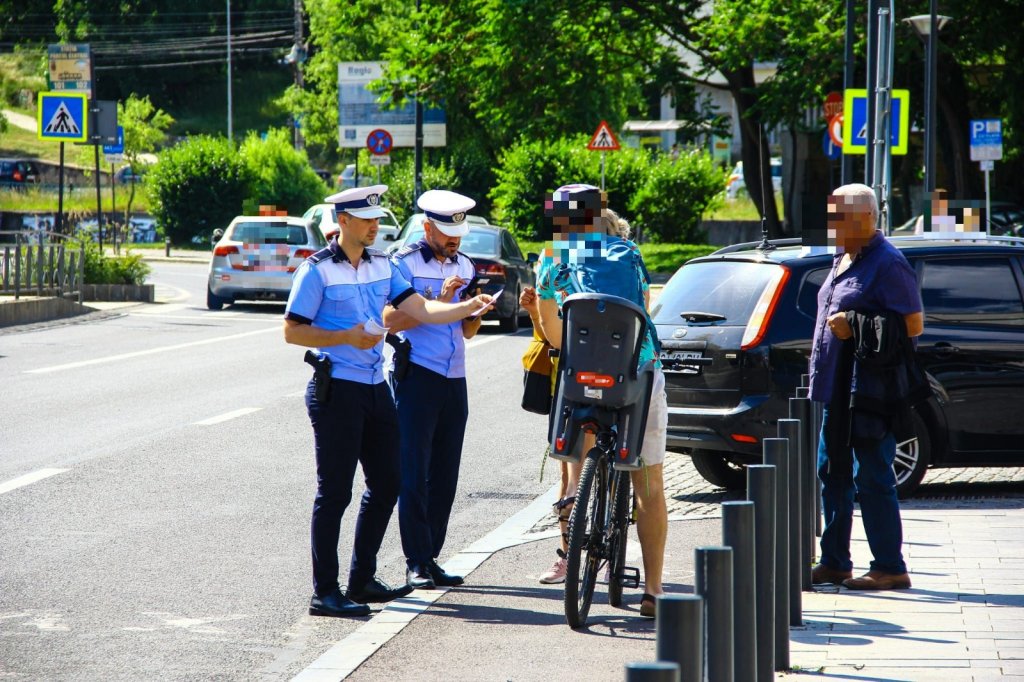 Campanie în trafic la Cluj-Napoca. Trotinetiștii și bicicliștii, trași pe dreapta de polițiști