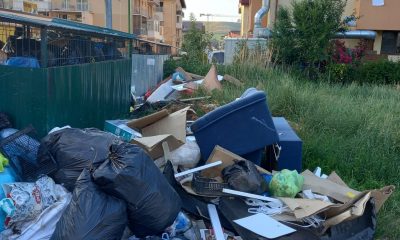 Canapele la pubelă: Puhoi de gunoaie pe o stradă din Florești