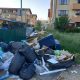 Canapele la pubelă: Puhoi de gunoaie pe o stradă din Florești