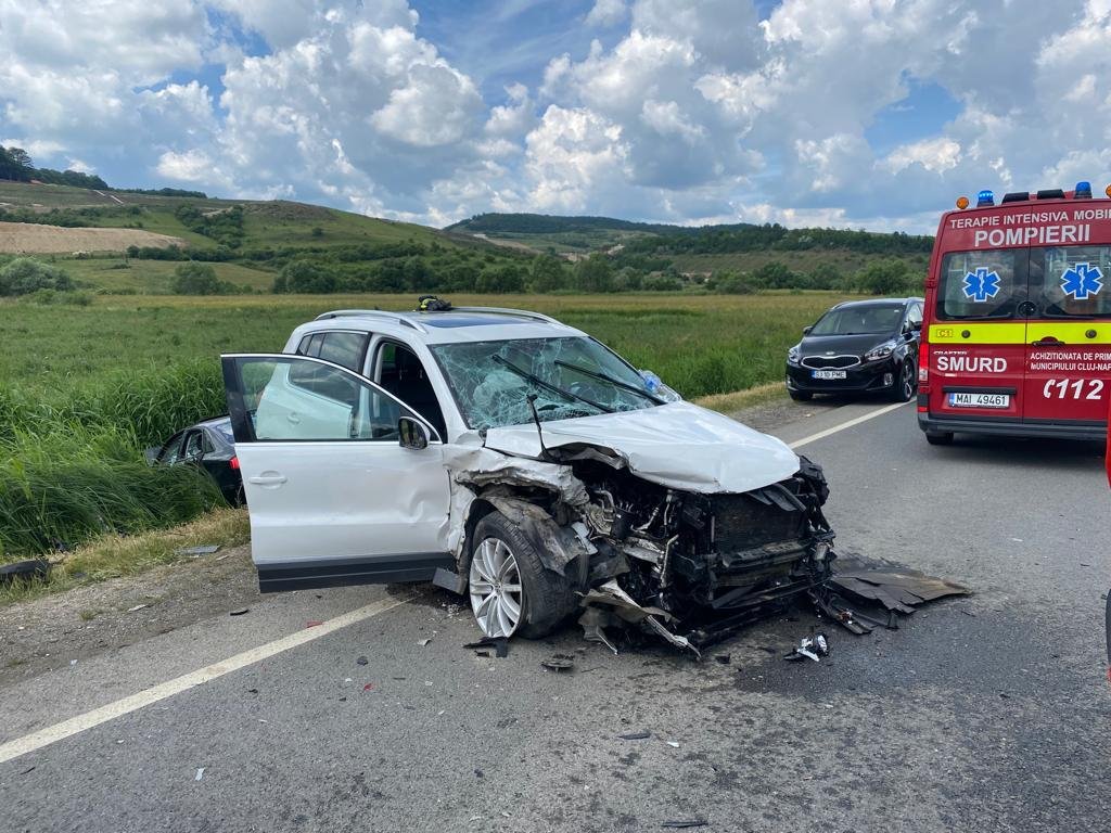 Cluj: Accident urât în localitatea Nădășelu / Trei mașini s-au ciocnit, iar doi bărbați au fost transportați la spital