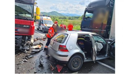 (FOTO) Accident Cluj. O șoferiță a fost zdrobită după ce a intrat în coliziune cu un autocamion. 5 mașini lovite