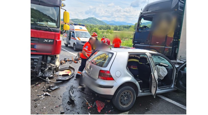 (FOTO) Accident Cluj. O șoferiță a fost zdrobită după ce a intrat în coliziune cu un autocamion. 5 mașini lovite