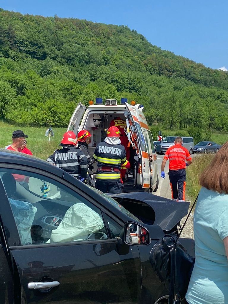 Mașină din Cluj, implicată într-un accident grav în Bistrița-Năsăud. Cinci persoane au ajuns la spital