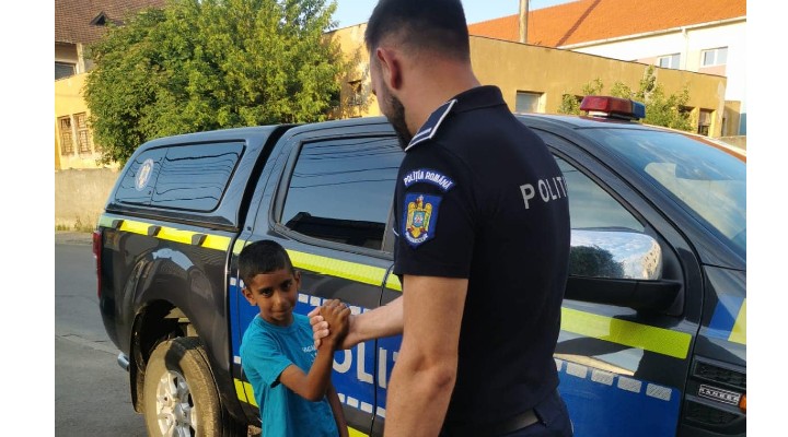 Polițiștii de la Protecția Animalelor au salvat cățelul unui băiat de 12 ani care căzuse într-un cămin din beton, adânc de 3 metri, în Turda