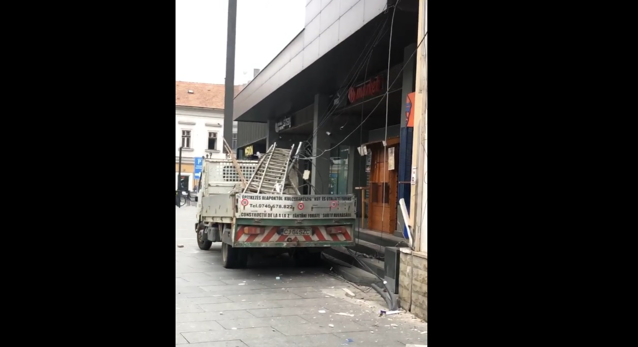 (Video) Cluj: Accident în față la Central