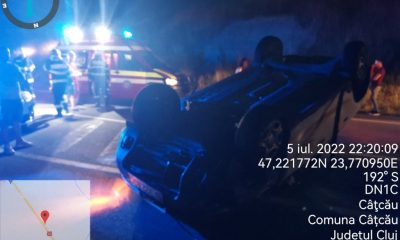 Accident Cluj: Mașină răsturnată după un impact cu un tractor. Un tânăr a ajuns la spital