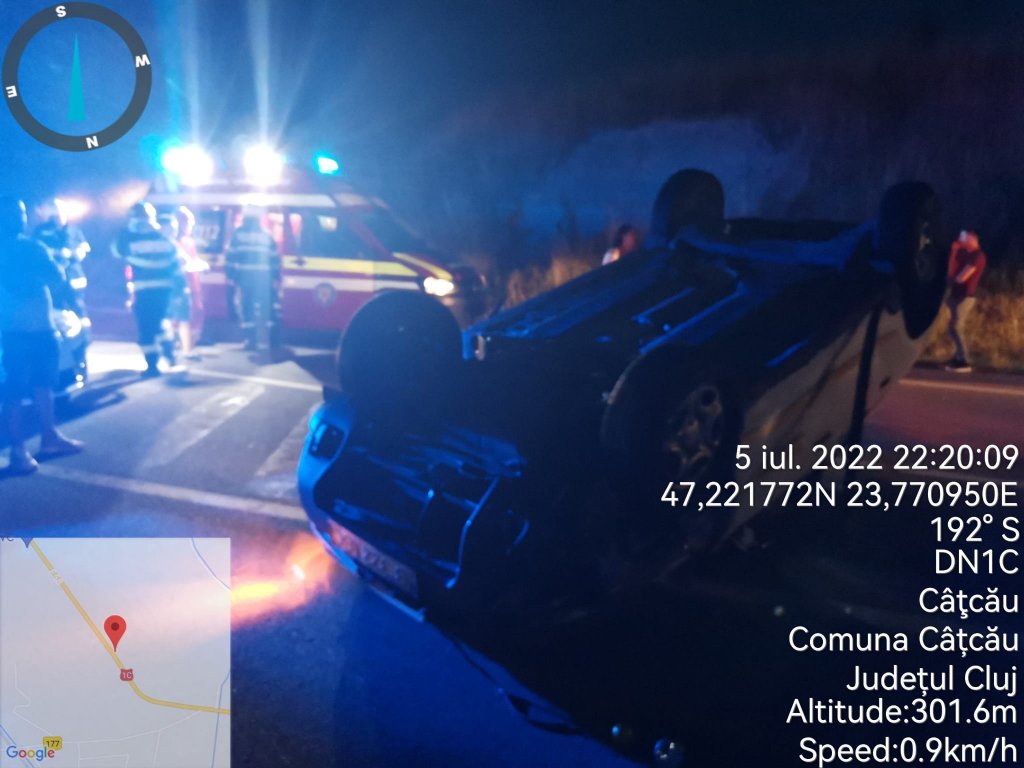 Accident Cluj: Mașină răsturnată după un impact cu un tractor. Un tânăr a ajuns la spital