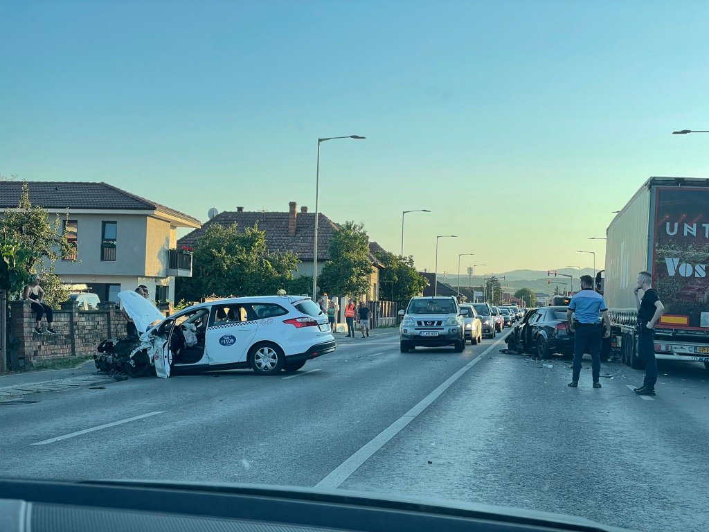 Accident cu 6 mașini în Florești. Traficul, blocat zeci de minute